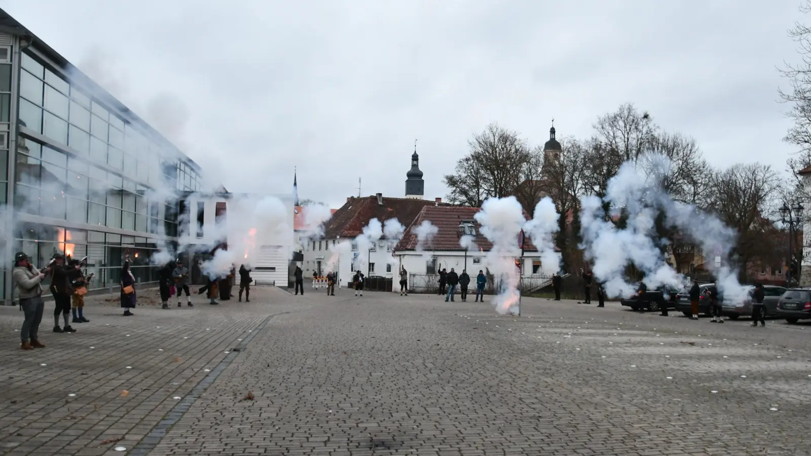 Mit viel Feuer und Rauch begrüßten die Böllerschützen auf dem Uffenheimer Schlossplatz das neue Jahr 2026. (Foto: Gerhard Krämer)