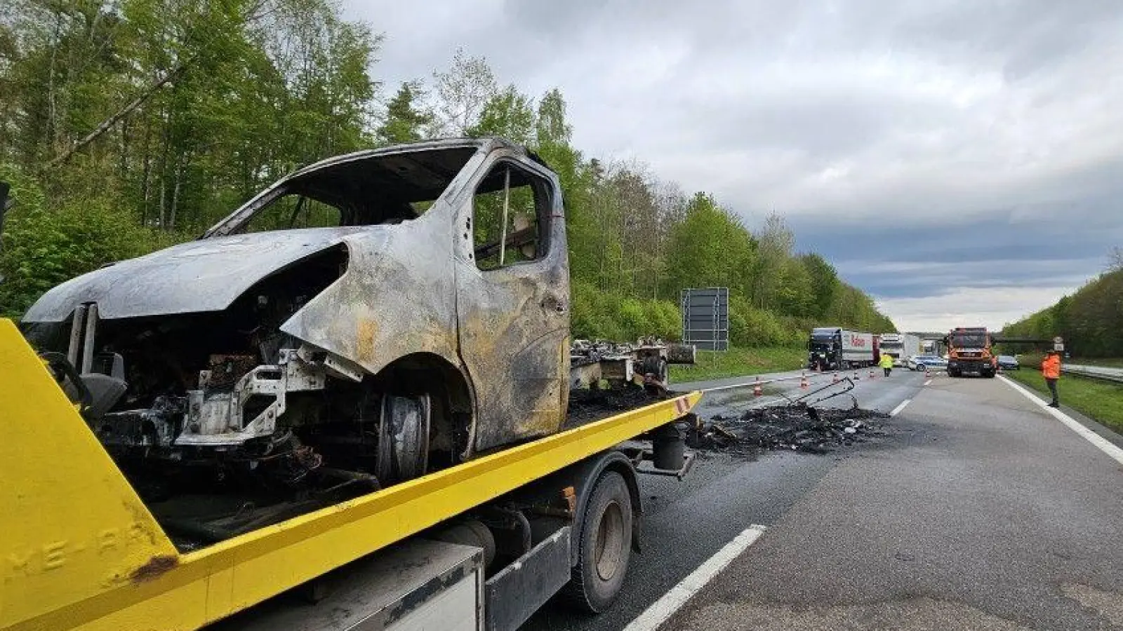 Völlig ausgebrannt ist der Kleintransporter auf der A6 bei Aurach. (Foto: Wolfgang Grebenhof)
