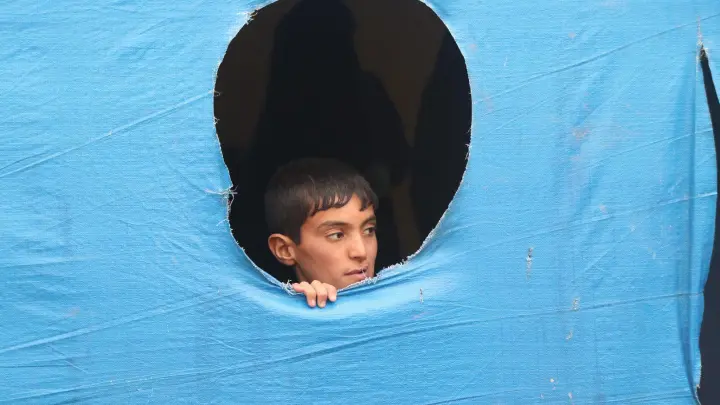 Ein Junge blickt im Flüchtlingslager Al-Hol im Nordostens Syriens aus einem Zelt. (Foto: Str/Xinhua/dpa)