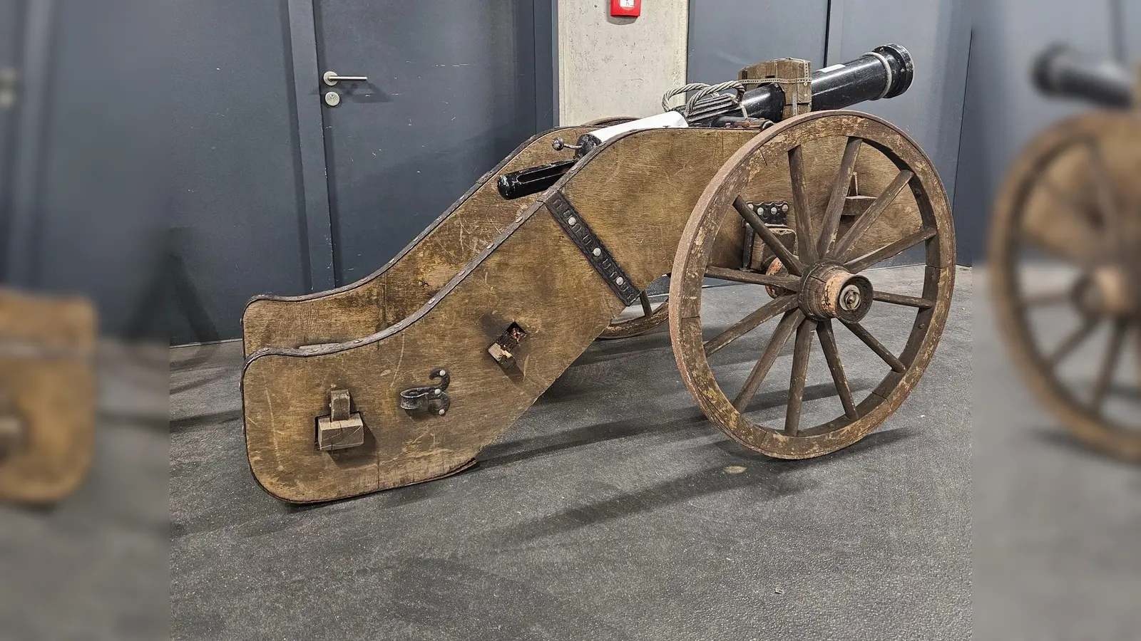 Die Polizei lagerte die Kanone zwischenzeitlich in der eigenen Tiefgarage. (Handout) (Foto: -/Polizeiinspektion Würzburg-Stadt/dpa)