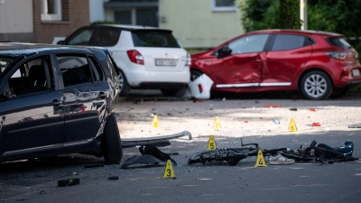Ein Fahrrad und ein verlorener Schuh liegen auf der Fahrbahn - eine Frau hat mit ihrem Auto drei Kinder angefahren. (Foto: Fabian Strauch/dpa)