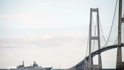 Die Brücke über den Großen Belt - hier ist ein Schiff der russischen Nordflotte unter ihr zu sehen - zählt zu den imposantesten Bauwerken Dänemarks. (Symbolbild) (Foto: Tim Kildeborg Jensen/Ritzau Scanpix Foto/AP/dpa)