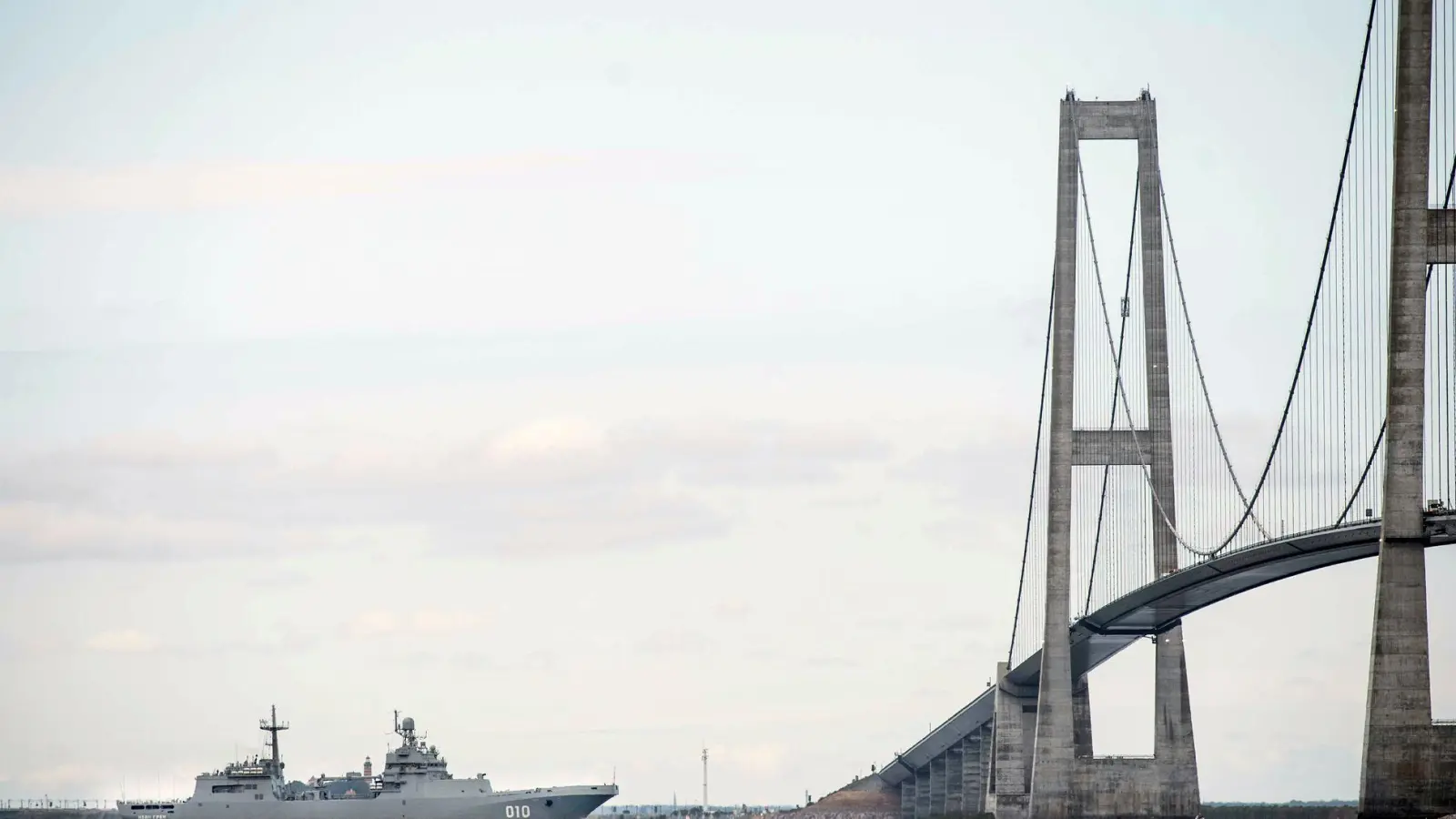 Die Brücke über den Großen Belt - hier ist ein Schiff der russischen Nordflotte unter ihr zu sehen - zählt zu den imposantesten Bauwerken Dänemarks. (Symbolbild) (Foto: Tim Kildeborg Jensen/Ritzau Scanpix Foto/AP/dpa)