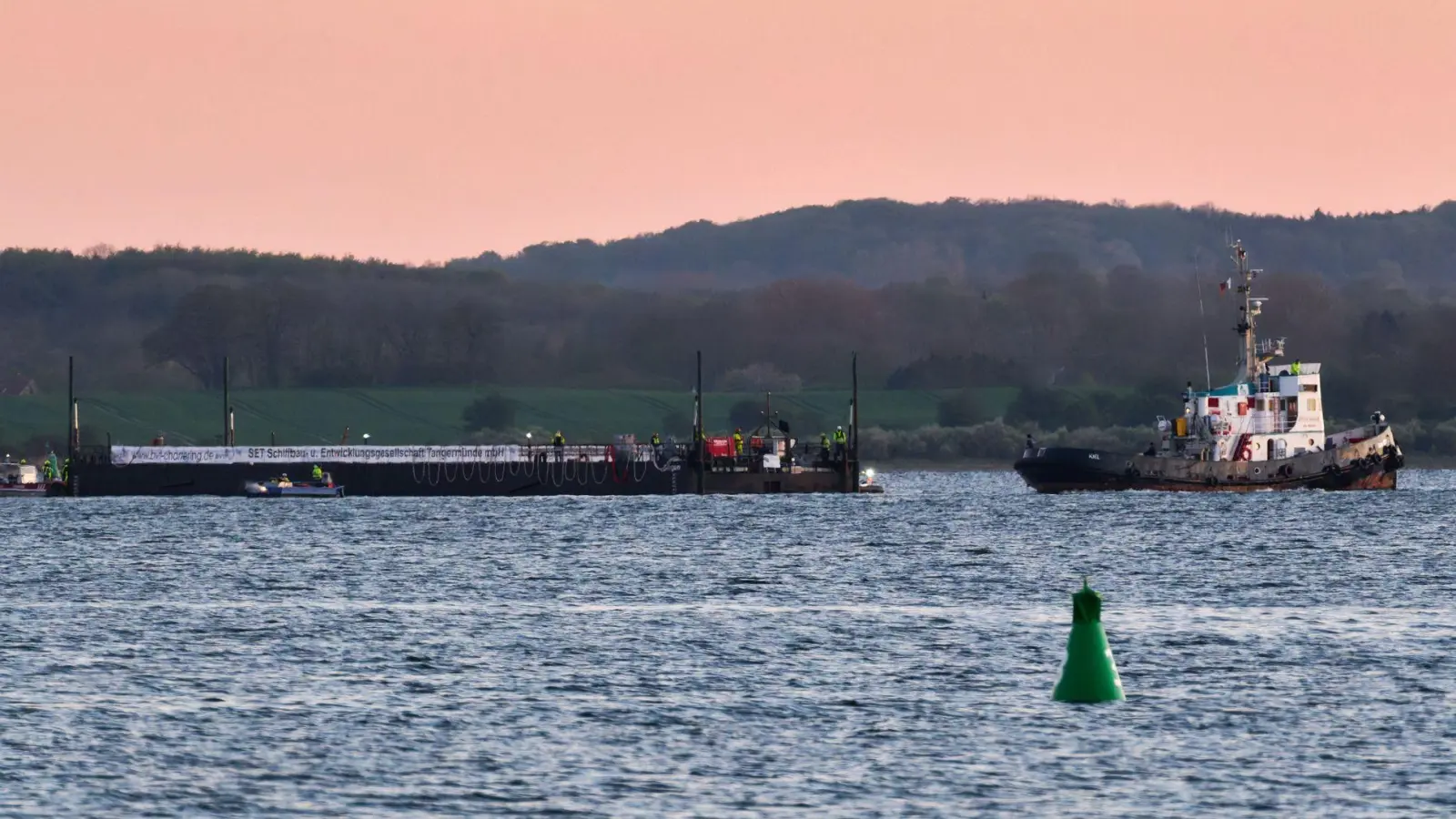 Mit dem Wal in der Barge nahm der Schleppverband Kurs auf die Nordsee  (Foto: Marcus Golejewski/dpa)
