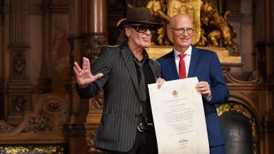 Rocksänger Udo Lindenberg (l) erhält von Hamburgs Bürgermeister Peter Tschentscher (SPD)die Ehrenbürgerwürde. (Foto: Marcus Brandt/dpa)