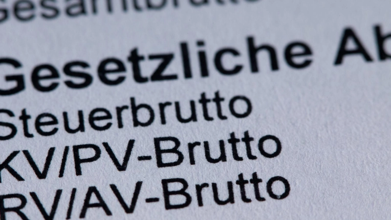 Für Bruttogehälter ab 5.812,50 Euro im Monat wird die Krankenversicherung ab kommenden Jahr teurer, bei mehr als 8.450 Euro wird auch mehr Rentenbeitrag fällig. (Symbolbild)  (Foto: Jens Büttner/dpa)