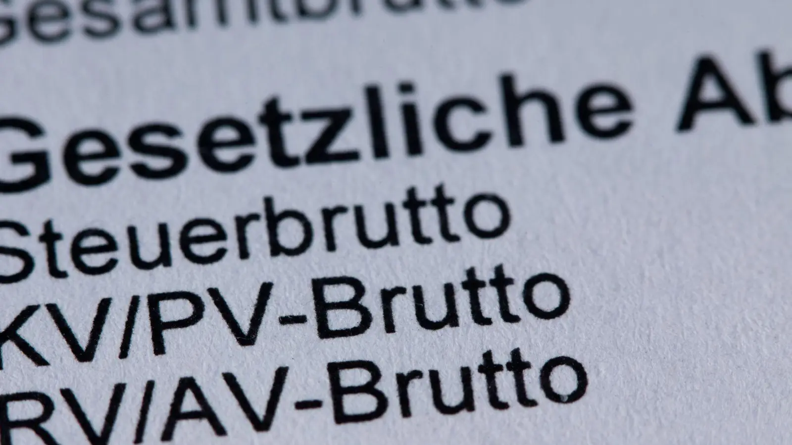 Für Bruttogehälter ab 5.812,50 Euro im Monat wird die Krankenversicherung ab kommenden Jahr teurer, bei mehr als 8.450 Euro wird auch mehr Rentenbeitrag fällig. (Symbolbild)  (Foto: Jens Büttner/dpa)