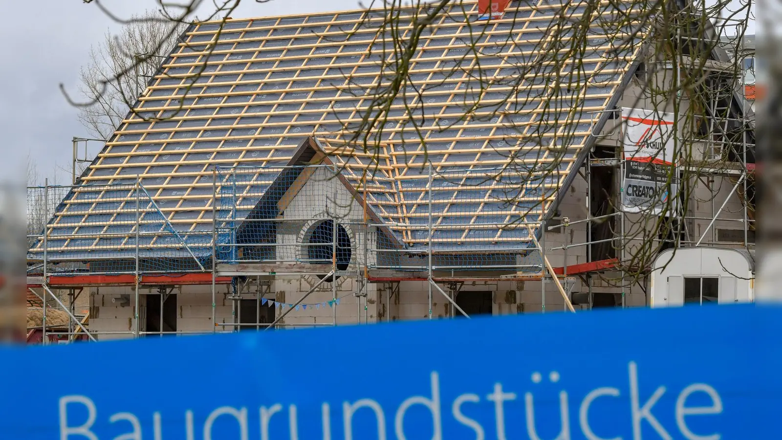 Der Traum vom Eigenheim - gerade im teuren Bayern bleibt er für viele Menschen unerschwinglich. Das wollen die Grünen nun ändern. (Illustration) (Foto: Patrick Pleul/dpa-Zentralbild/dpa)