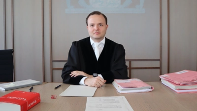 Amtsrichter Christian Winkelmann unterbrach den Prozess nach einem Beweisantrag der Verteidigerin bis kommende Woche. (Foto: Gudrun Bayer)