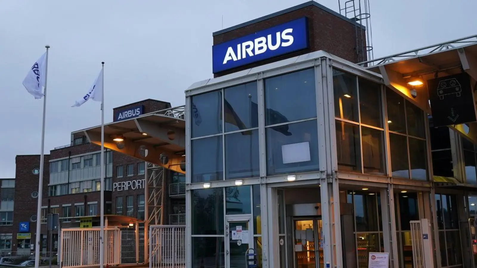 Das Haupttor des Airbus-Werks in Hamburg-Finkenwerder. (Foto: Marcus Brandt/dpa)