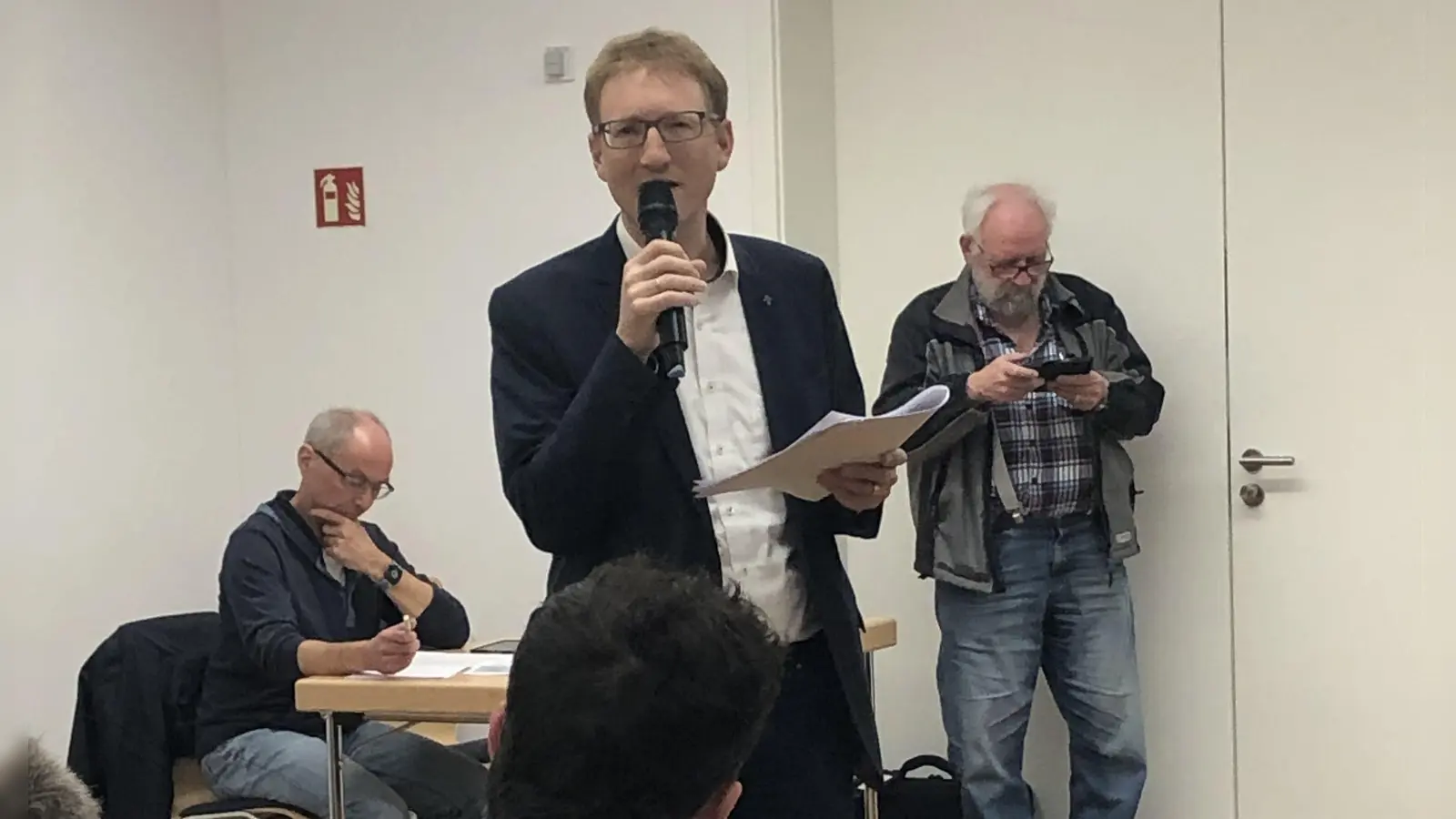 Dekan Max von Egidy (hier bei der Dekanatssynode 2024) erzählte von den Plänen der Landessynode, die je bei der Synode als „weltfremd” bezeichnet wurden. (Archivbild: Monika Rupp)