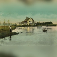 Die engagierten Damen vom Deutsch-Evangelischen Frauenbund treffen sich im eleganten Kurcafé Waldsee. Wer mag, unternimmt danach noch eine kleine Bootsfahrt bei schönstem Juniwetter. Das war vor 100 Jahren möglich, wie diese kolorierte historische Postkarte zeigt.  (Repro: Sammlung Martin Schuster)