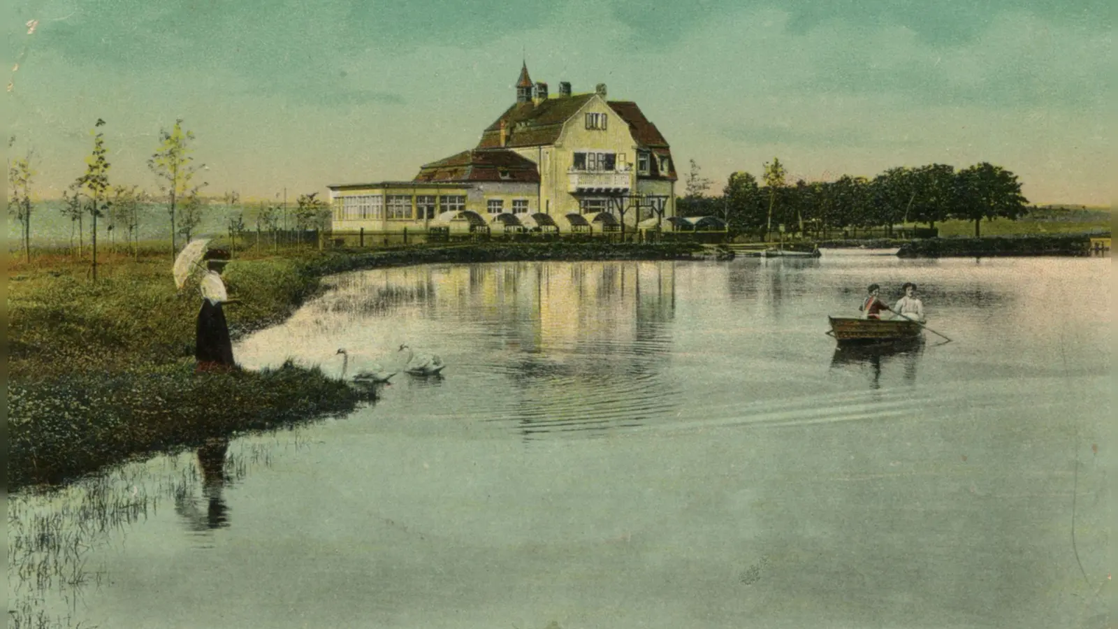 Die engagierten Damen vom Deutsch-Evangelischen Frauenbund treffen sich im eleganten Kurcafé Waldsee. Wer mag, unternimmt danach noch eine kleine Bootsfahrt bei schönstem Juniwetter. Das war vor 100 Jahren möglich, wie diese kolorierte historische Postkarte zeigt.  (Repro: Sammlung Martin Schuster)