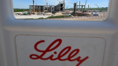 Am neuen Standort des US-Konzerns Eli Lilly im rheinland-pfälzischen Alzey laufen die Bauarbeiten - nun sollen die Investitionen halbiert werden (Archivbild) (Foto: Arne Dedert/dpa)