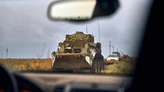 Ukrainische Militärfahrzeuge fahren auf einer Landstraße im befreiten Gebiet in der Region Charkiw. (Foto: Kostiantyn Liberov/AP/dpa)