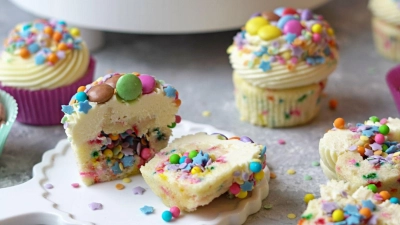 Bei den Funfetti Cupcakes von Food-Bloggerin Mareike Pucka sind die Streusel nicht nur obendrauf, sondern überraschen auch im Innern - so erinnern sie an Konfetti.    (Foto: Mareike Pucka/biskuitwerkstatt.de/dpa-tmn)