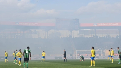 Beim Niedersachsen-Derby zwischen Braunschweig und Hannover wurde im Stadion massiv gezündelt. (Foto: Swen Pförtner/dpa)