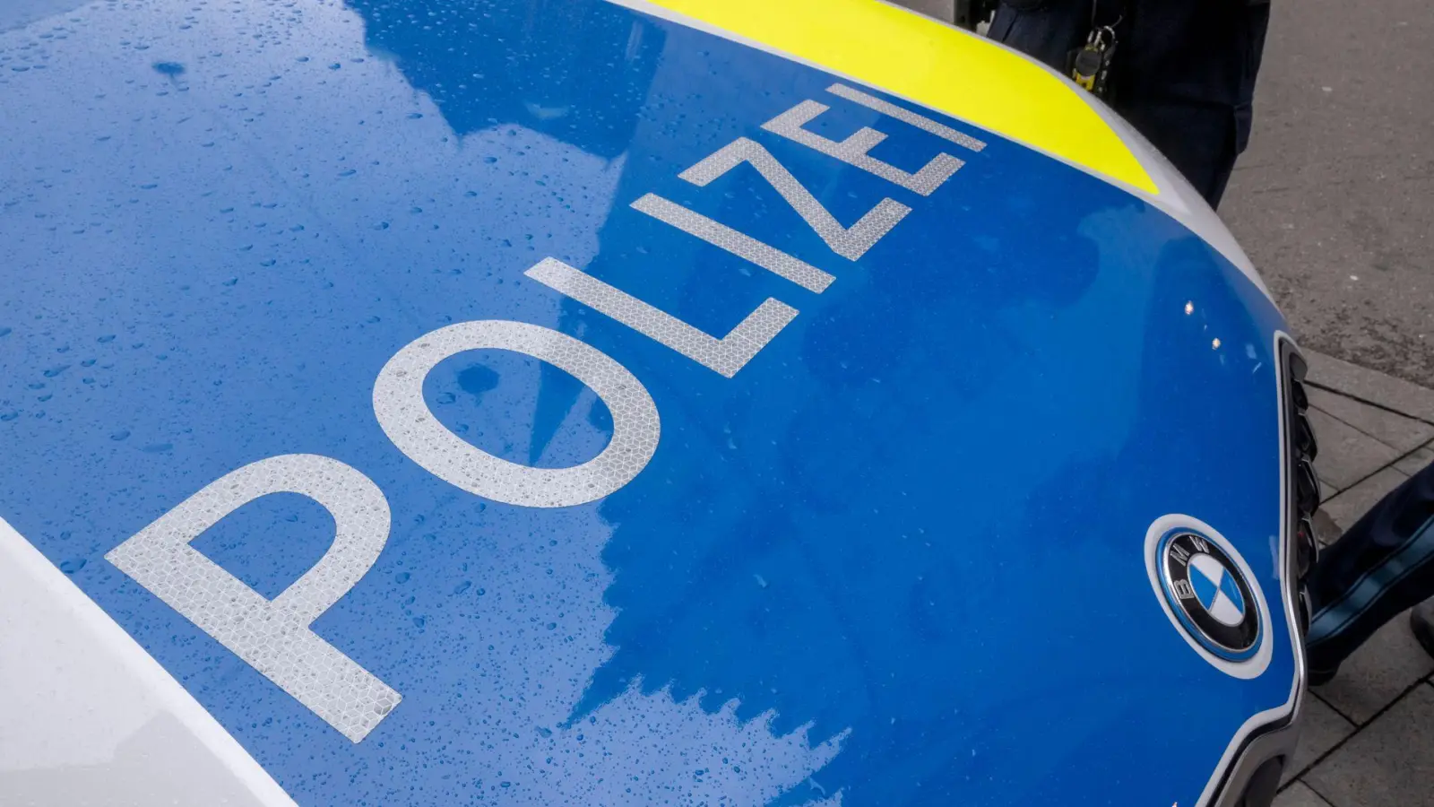 Lkw beim Abbiegen übersehen - Mutter und zwei Töchter verletzt (Foto: Peter Kneffel/dpa)