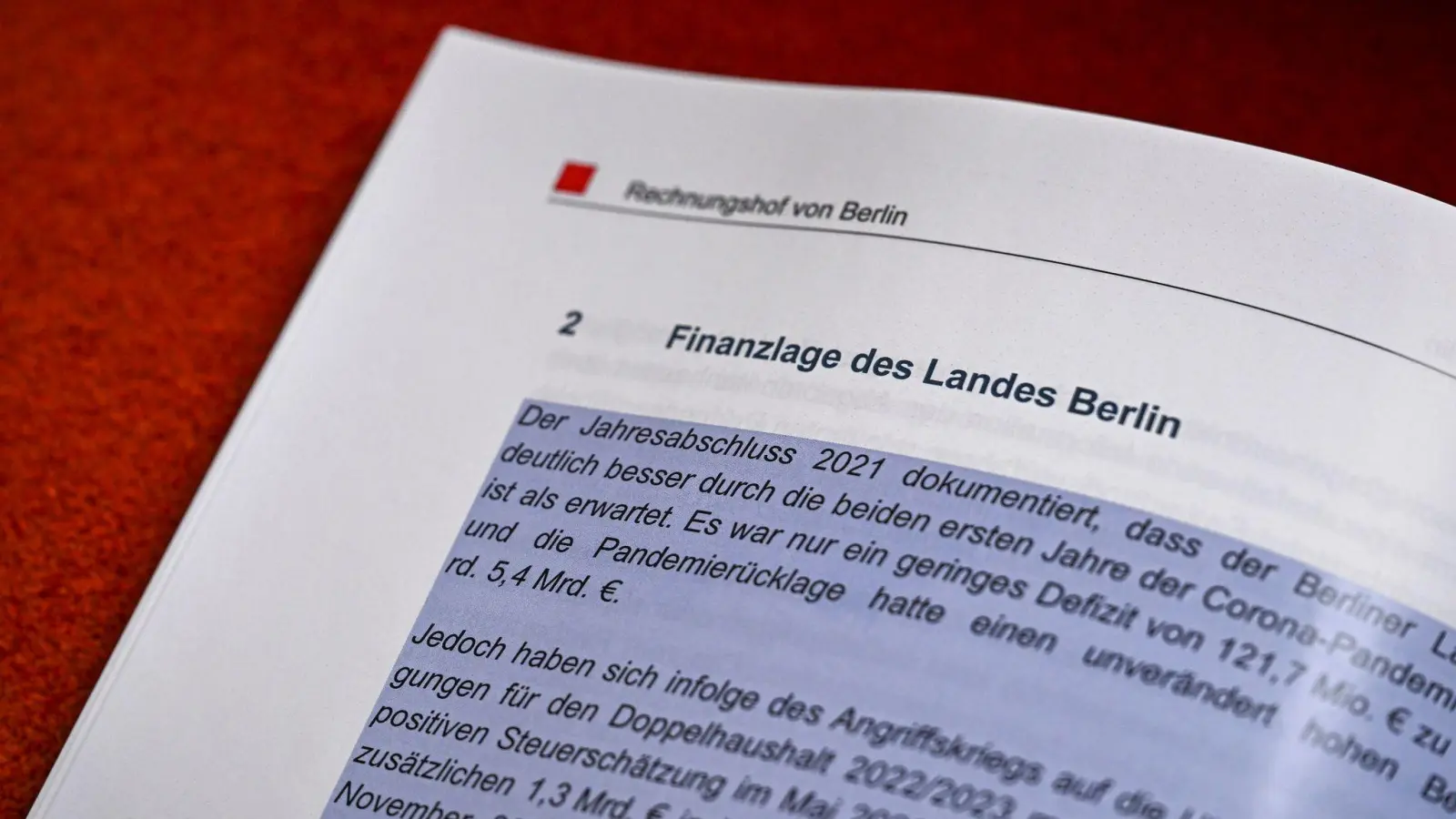 Der Jahresbericht 2022 des Rechnungshofs von Berlin liegt im Abgeordnetenhaus. (Foto: Jens Kalaene/dpa)