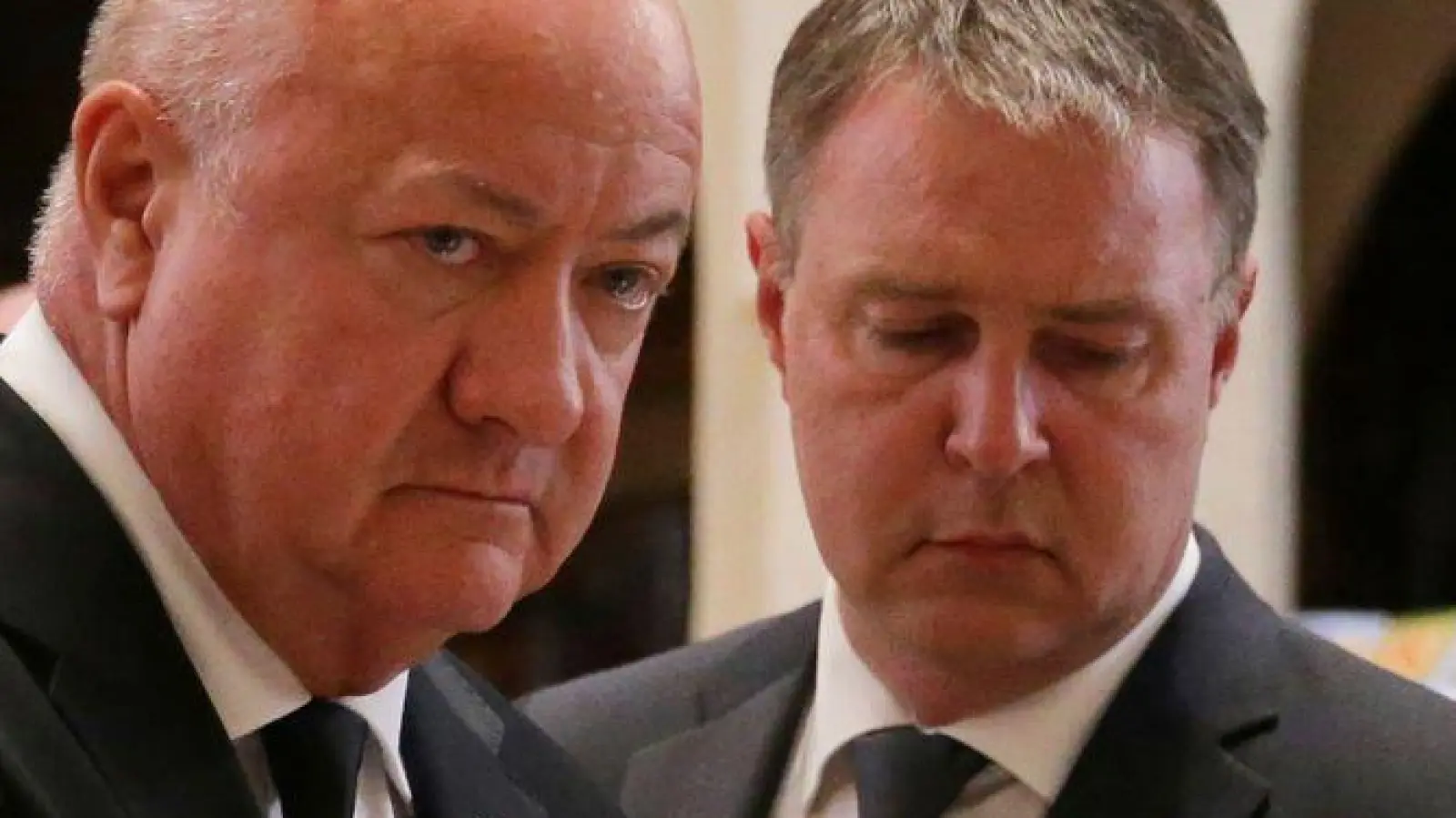 Österreichs Bundeskanzler Christian Stocker (l) und Vizekanzler Andreas Babler  kommen zu einem Gedenkgottesdienst für die Opfer des Amoklaufs an einer Grazer Schule in den Dom der Stadt.  (Foto: Heinz-Peter Bader/AP/dpa)