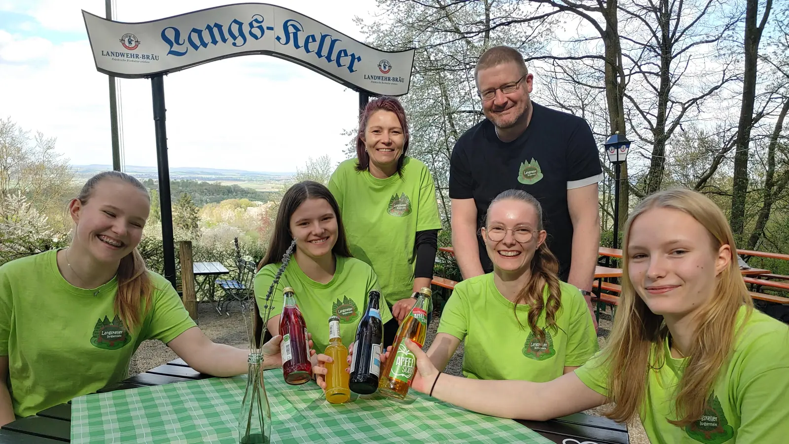 Theresa und Frank Bauerfeind (hinten) sowie (vorne, von links) Lilly, Anabelle, Antonia und Amelie Botsch kümmern sich ab 1. Mai um die Gäste im Burgbernheimer Langskeller. (Foto: Katrin Merklein)