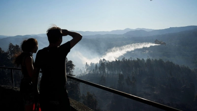 Bei einem Waldbrand westlich von Madrid waren Löschflugzeuge und -hubschrauber wie hier bei einem Feuer Ende Juli im Norden Spaniens im Einsatz. (Archivbild) (Foto: Adrián Irago/EUROPA PRESS/dpa)