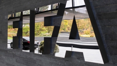 Sowohl im Männer- als auch im Frauenfußball wurden laut Weltverband FIFA in der abgelaufenen Transferperiode Rekorde aufgestellt. (Foto: Ennio Leanza/epa/dpa)