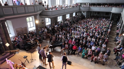 Voller Kirchensaal in St. Gumbertus: Gerade singt Viva Voce beim 14. Benefizkonzert der Hilterhaus-Stiftung. (Foto: Zeynel Dönmez)