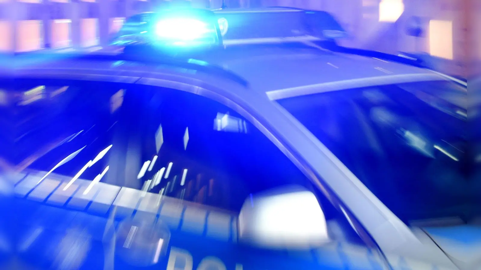 Bei einem Einsatz in der Oberpfalz sind mehrere Polizeibeamte angegriffen worden. (Symbolbild) (Foto: Carsten Rehder/dpa)