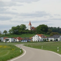 Bereits von Weitem ist sie zu sehen: die evangelische Kirche St. Veit – Dombühls Wahrzeichen.  (Foto: Inge Koberstein)