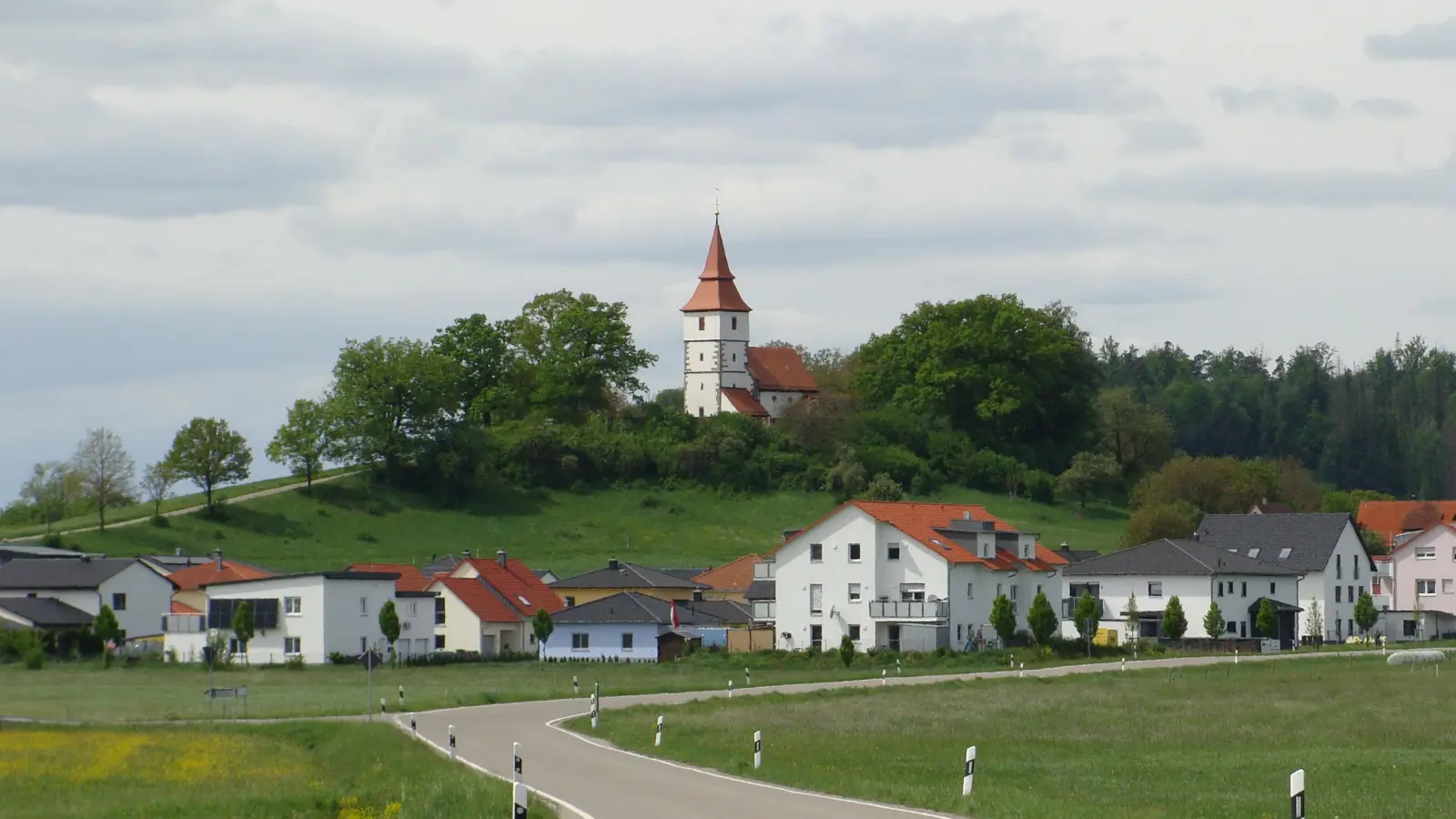 Bereits von Weitem ist sie zu sehen: die evangelische Kirche St. Veit – Dombühls Wahrzeichen.  (Foto: Inge Koberstein)