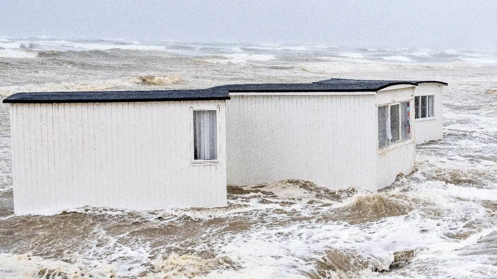 Ein aufziehendes Unwetter führte im vergangenen Sommer in Skandinavien zu Überschwemmungen, Bränden und Wasserschäden. (Foto: Henning Bagger/Ritzau Scanpix Foto/AP/dpa)