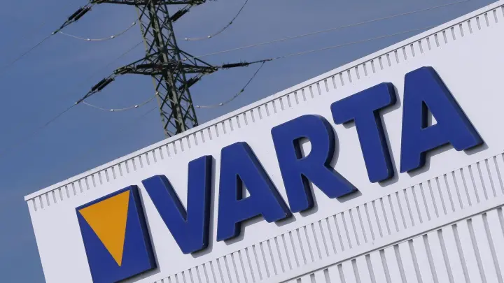 Das Firmenlogo und der Schriftzug „Varta“ stehen an einem Firmengebäude des Batterieherstellers. (Foto: Karl-Josef Hildenbrand/dpa/Archivbild)