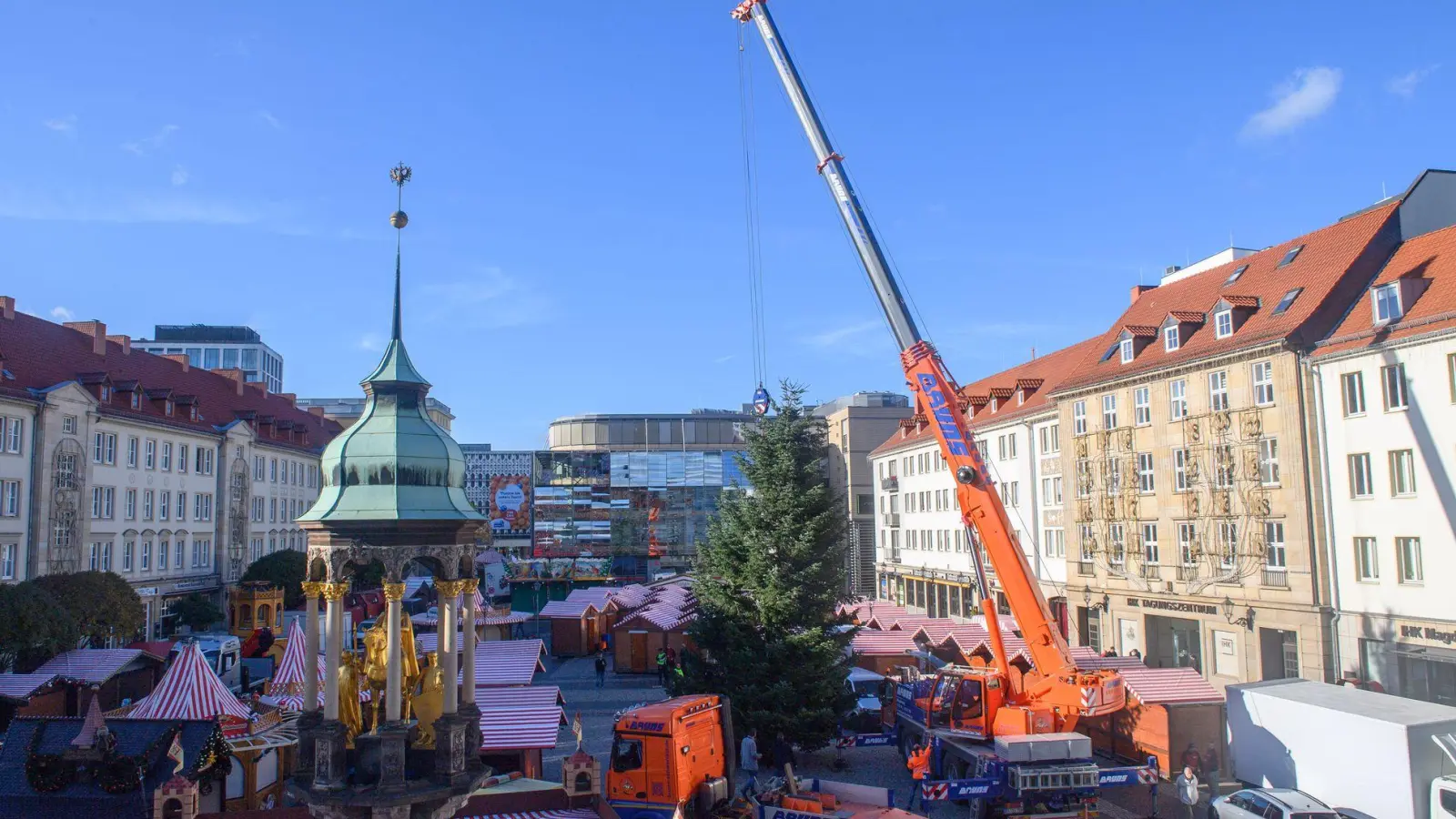 Schon seit Ende Oktober stehen die ersten Buden auf dem Alten Markt vor dem Magdeburger Rathaus. (Archivbild) (Foto: Klaus-Dietmar Gabbert/dpa)