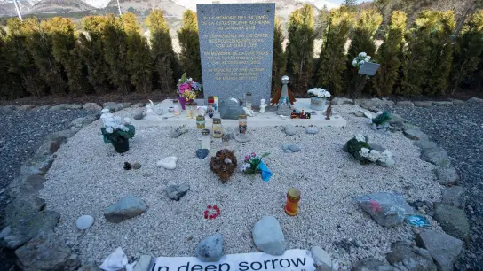 Eine Stehle mit der Aufschrift „In Erinnerung an die Opfer des Flugzeugunglücks vom 24. März 2015“ in vier Sprachen. (Foto: picture alliance / dpa)