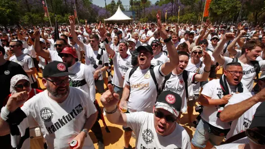 Die Eintracht-Fans feiern vor dem Spiel in der Innenstadt von Sevilla. (Foto: Angel Fernandez/AP/dpa)