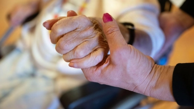 Die Finanzlage der Pflegeversicherung bleibt angespannt. (Archivbild) (Foto: Marijan Murat/dpa)