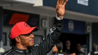 Bleibt Mercedes treu: Rekordweltmeister Lewis Hamilton. (Foto: Denes Erdos/AP/dpa)