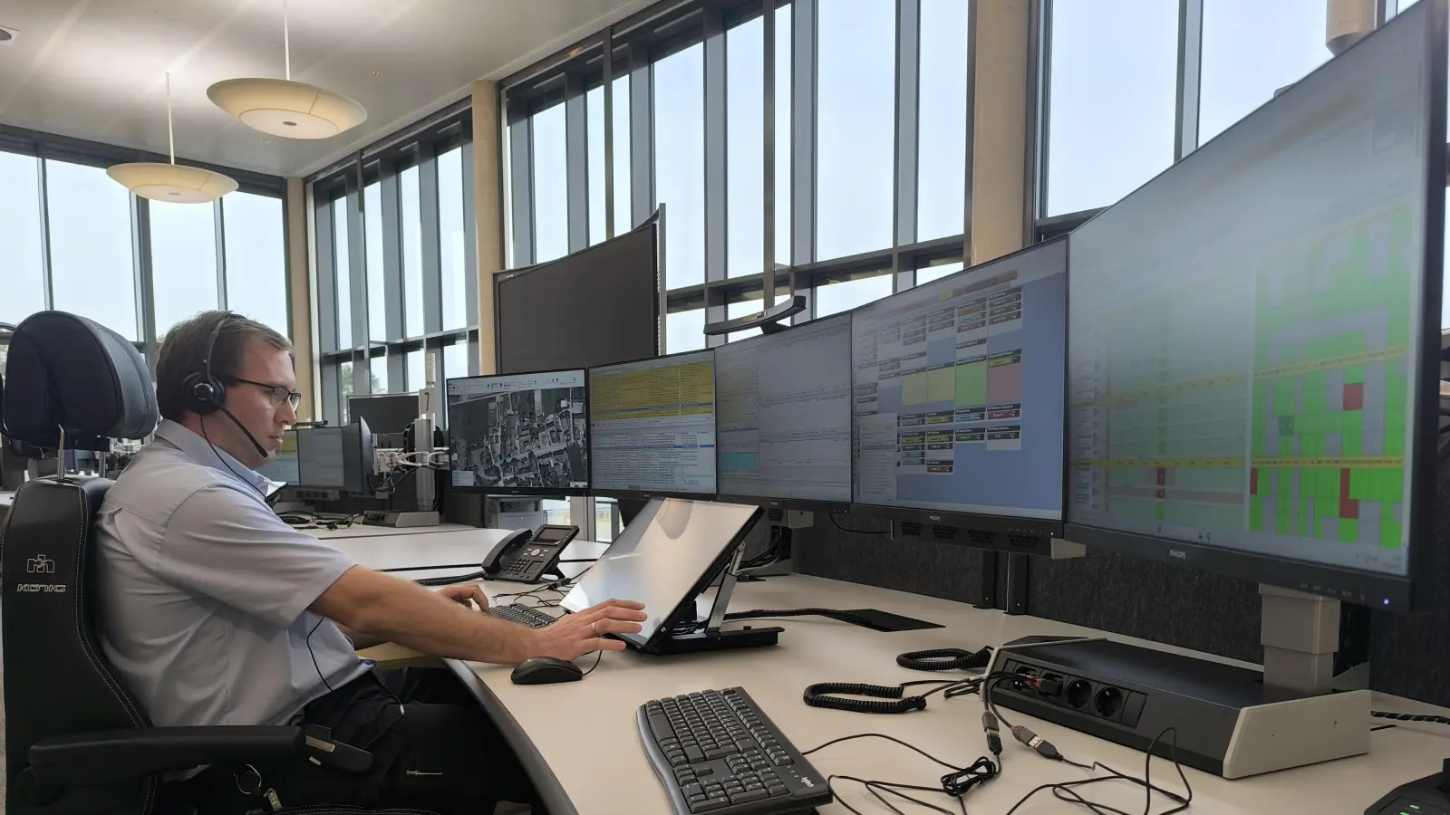 Testweise sitzt Disponent Tobias Wiesen schon an seinem neuen Arbeitsplatz in der Integrierten Leitstelle.  (Foto: Thomas Schaller)