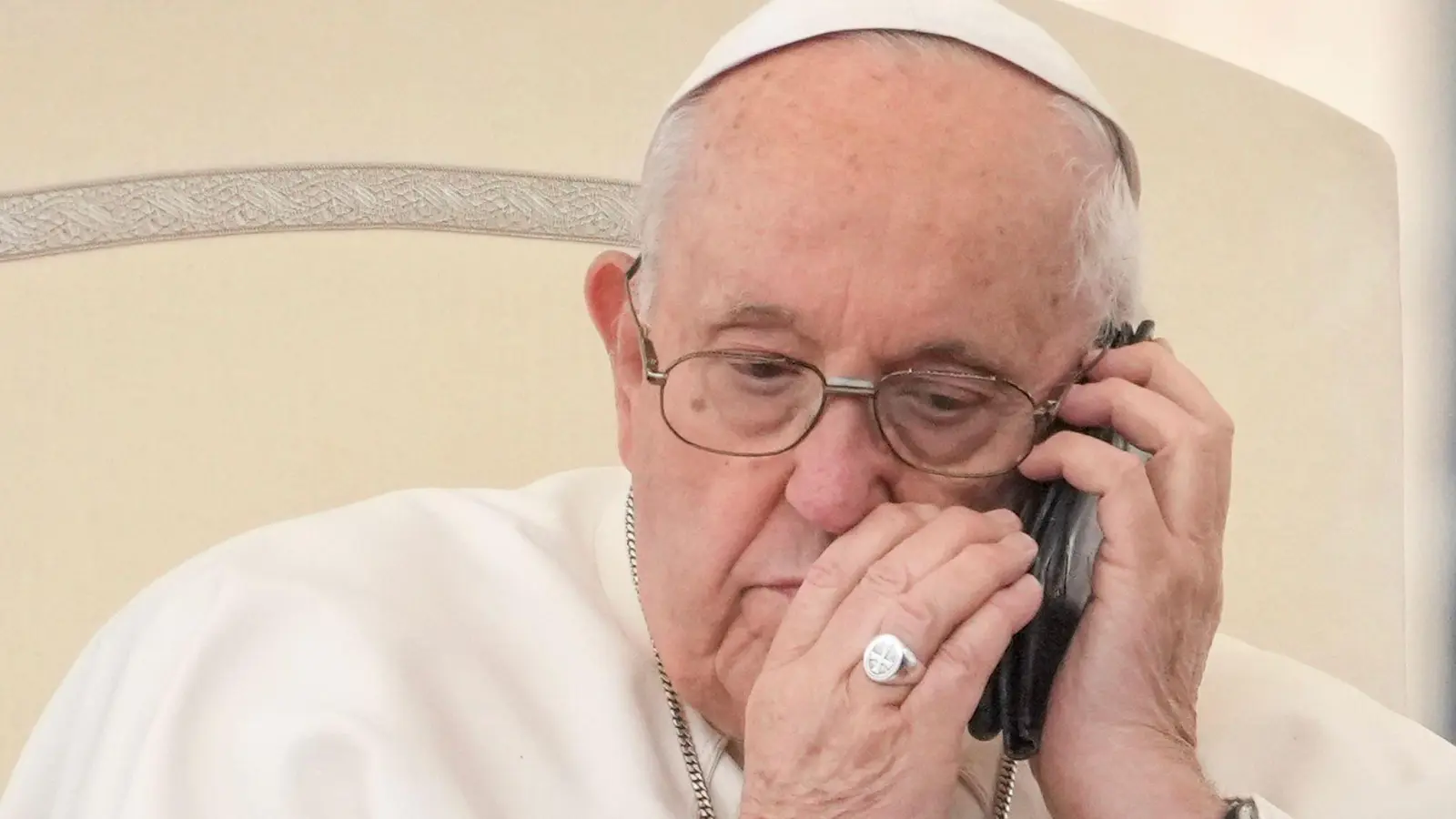 Papst Franziskus telefonierte laut Vatikan auch mit einer Frau, deren kleinen Sohn Miguel Angel er Ende März getauft hatte. (Foto: Andrew Medichini/AP/dpa)