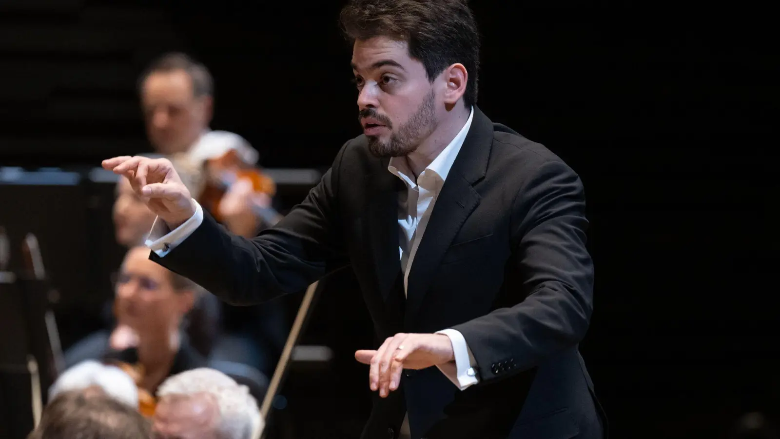 Lahav Shani leitet auch das Israel Philharmonic Orchestra (Archiv). (Foto: Sven Hoppe/dpa)
