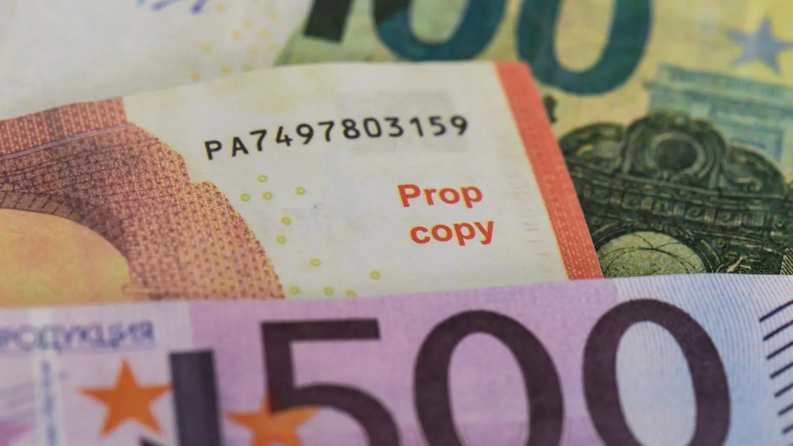 Rund 11.000 Euro Falschgeld stellte die Polizei bei einer Buskontrolle im Landkreis Passau sicher. (Symbolbild) (Foto: Boris Roessler/dpa)