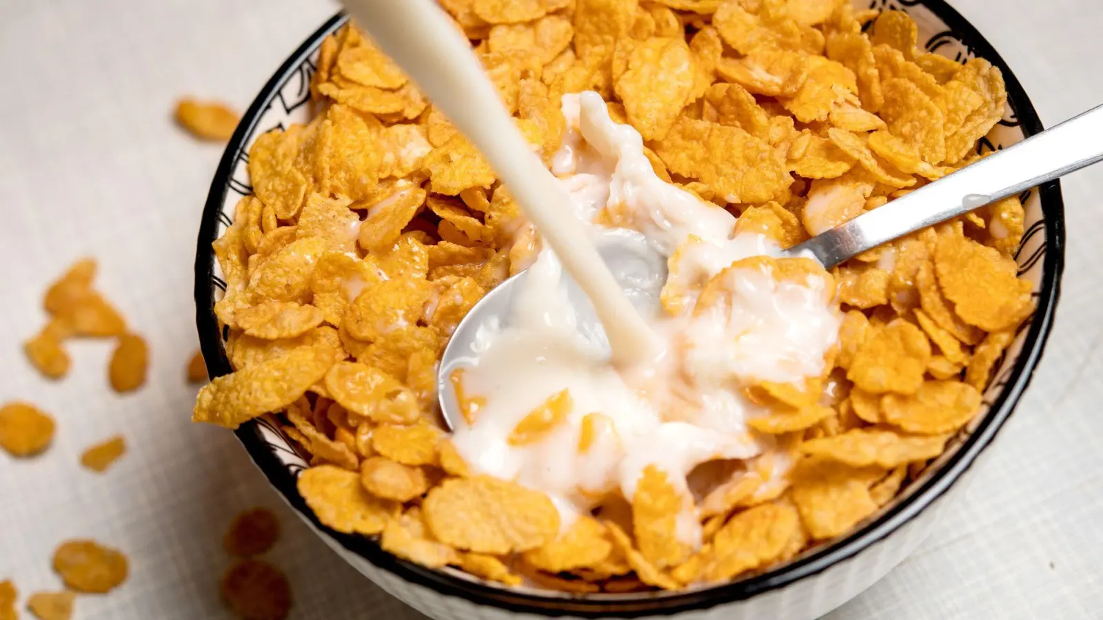 Wer L-Thyroxin einnehmen muss, sollte am Morgen mit dem Verzehr von Milchprodukten eine Weile warten. (Foto: Zacharie Scheurer/dpa-tmn)