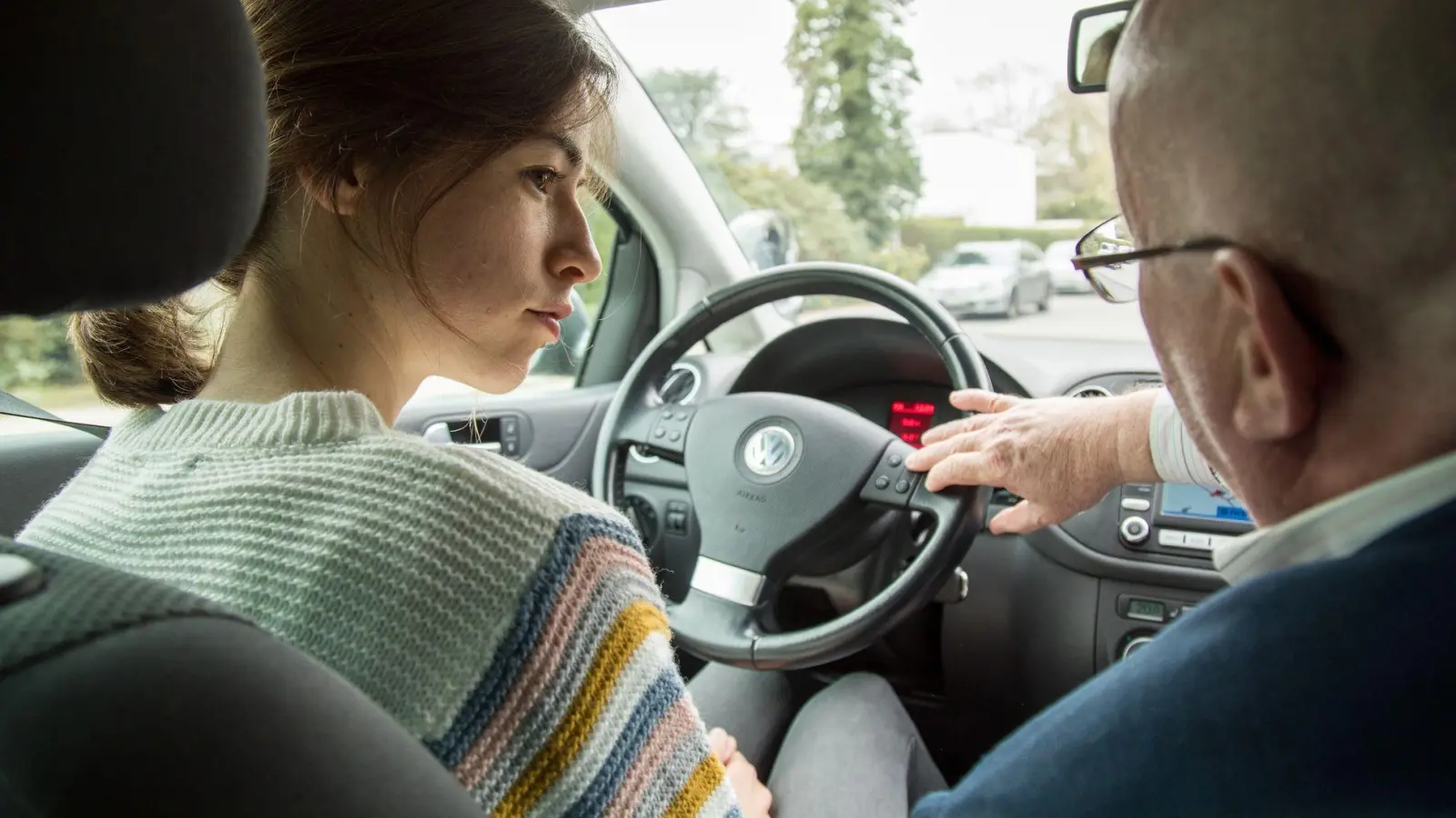 Unterricht am Steuer: Auch wer Schule nicht so mag - in der Fahrschule passt man besser konzentriert auf, das spart am Ende auch Geld. (Foto: Christin Klose/dpa-tmn)