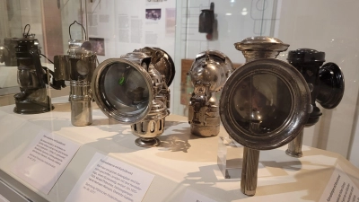 In der Ausstellung „Lichtblicke” im Fränkischen Freilandmuseum sind auch alte Fahrradlampen zu sehen. (Foto: Nina Daebel)