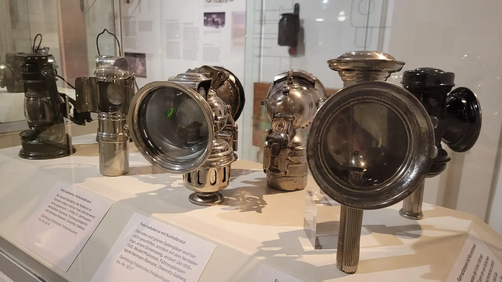 In der Ausstellung „Lichtblicke” im Fränkischen Freilandmuseum sind auch alte Fahrradlampen zu sehen. (Foto: Nina Daebel)