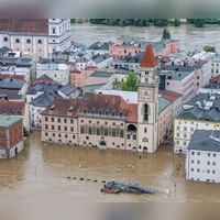 Im Frühsommer 2024 trafen Bayern heftige Hochwasser - so auch Passau. (Foto: Armin Weigel/dpa)