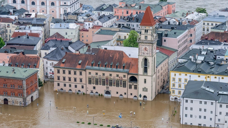 Im Frühsommer 2024 trafen Bayern heftige Hochwasser - so auch Passau. (Foto: Armin Weigel/dpa)