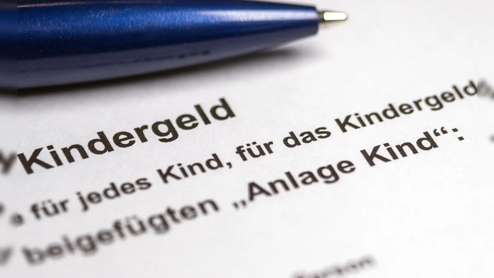 Einen Antrag auf Kindergeld soll man künftig nicht mehr stellen müssen. (Illustration) (Foto: Jens Büttner/dpa-Zentralbild/dpa)