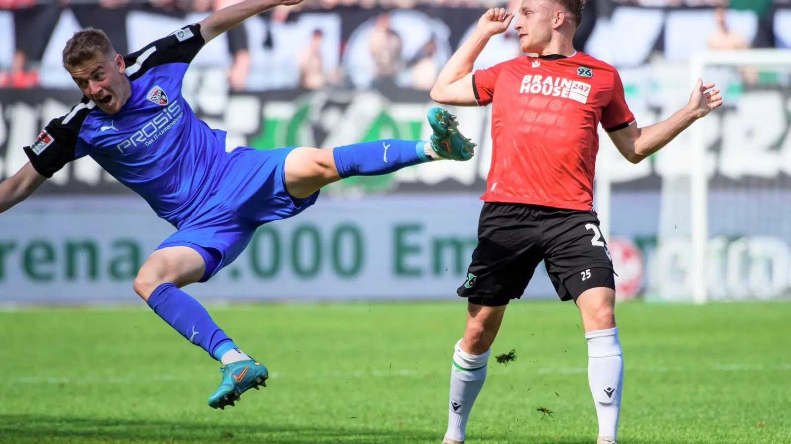 Der Ingolstädter Andreas Poulsen (l) kommt gegen Jannik Dehm vom Hannover 96 zu Fall. (Foto: Gregor Fischer/dpa)